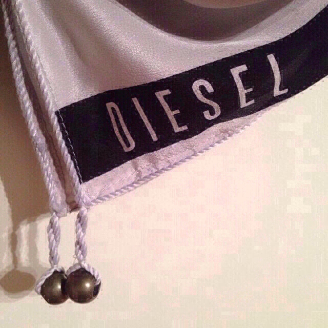 DIESEL(ディーゼル)のDIESEL ★ 女性柄 ストール レディースのファッション小物(ストール/パシュミナ)の商品写真