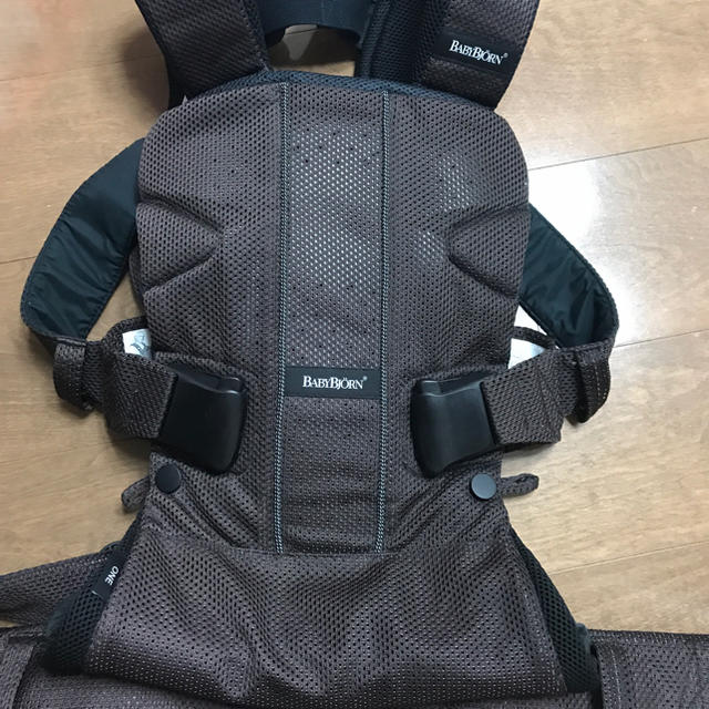 BABYBJORN(ベビービョルン)のベビービョルン ONE＋Air メッシュ ベビーキャリア 抱っこ紐 ブラウン キッズ/ベビー/マタニティの外出/移動用品(抱っこひも/おんぶひも)の商品写真