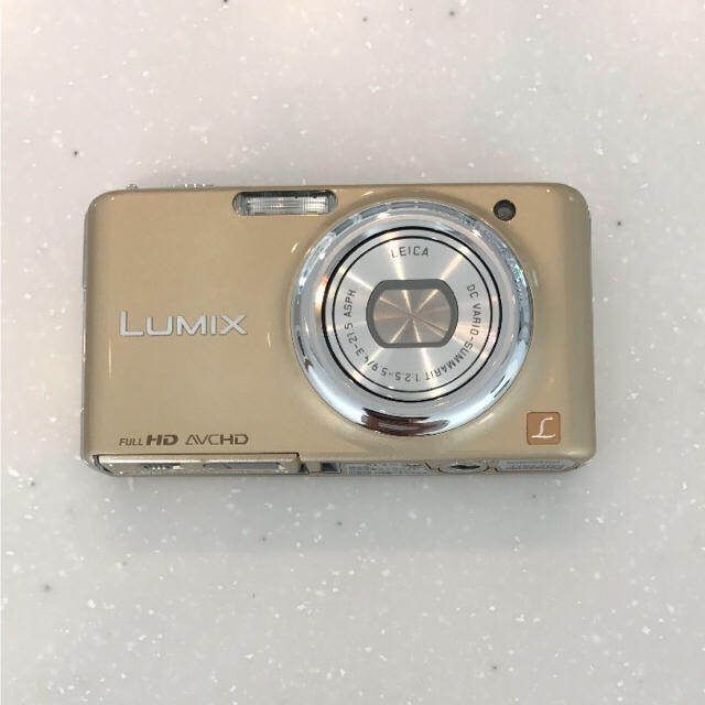 Panasonic(パナソニック)のPanasonic LUMIX DMC-FX77 デジタルカメラ ゴールド スマホ/家電/カメラのカメラ(コンパクトデジタルカメラ)の商品写真