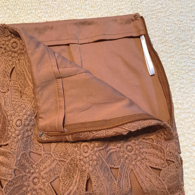 GU(ジーユー)のGU レースタイトスカート ブラウン レディースのスカート(ひざ丈スカート)の商品写真