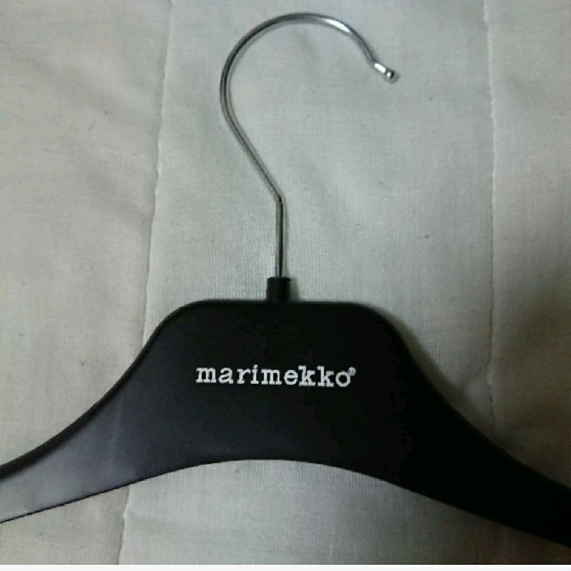 marimekko(マリメッコ)のmarimekko 非売品ハンガー 10本 レアです♪ インテリア/住まい/日用品の収納家具(押し入れ収納/ハンガー)の商品写真