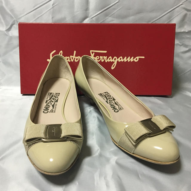 Salvatore Ferragamo(サルヴァトーレフェラガモ)の美品フェラガモ エナメル パンプス7Dオフホワイト レディースの靴/シューズ(ハイヒール/パンプス)の商品写真