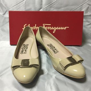 サルヴァトーレフェラガモ(Salvatore Ferragamo)の美品フェラガモ エナメル パンプス7Dオフホワイト(ハイヒール/パンプス)