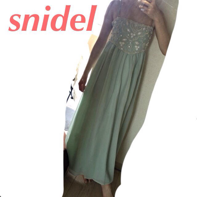 SNIDEL(スナイデル)のスナイデル♡ミントグリーンビジューワンピ レディースのワンピース(ロングワンピース/マキシワンピース)の商品写真