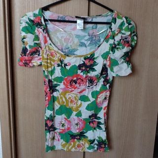 エイチアンドエム(H&M)の花柄トップス(Tシャツ(長袖/七分))