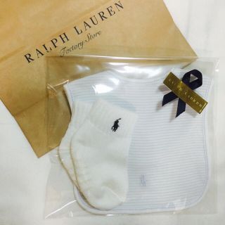 ラルフローレン(Ralph Lauren)のプチギフトにも！ラルフ☆選べるスタイとソックスセット(ベビースタイ/よだれかけ)