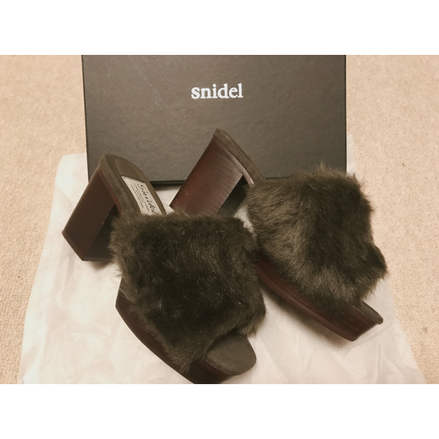 SNIDEL(スナイデル)のsnidel スナイデル ファーサンダル サボ カーキ  レディースの靴/シューズ(サンダル)の商品写真