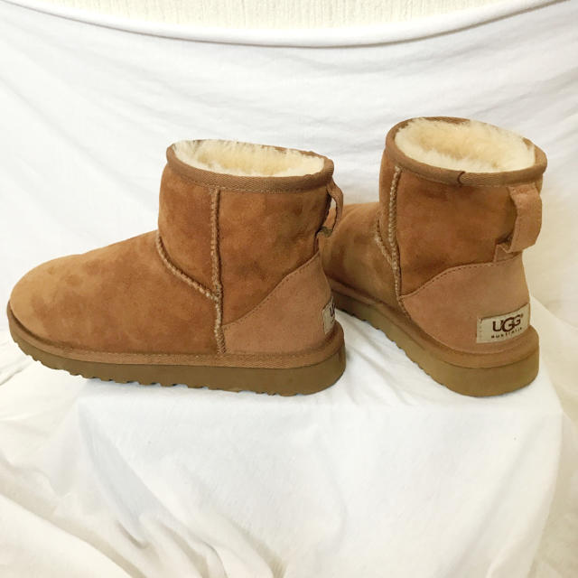 UGG(アグ)の美品 UGG クラシックミニ チェストナット 茶 キャメル ムートンブーツ レディースの靴/シューズ(ブーツ)の商品写真