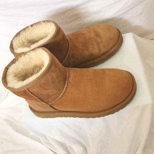 UGG(アグ)の美品 UGG クラシックミニ チェストナット 茶 キャメル ムートンブーツ レディースの靴/シューズ(ブーツ)の商品写真