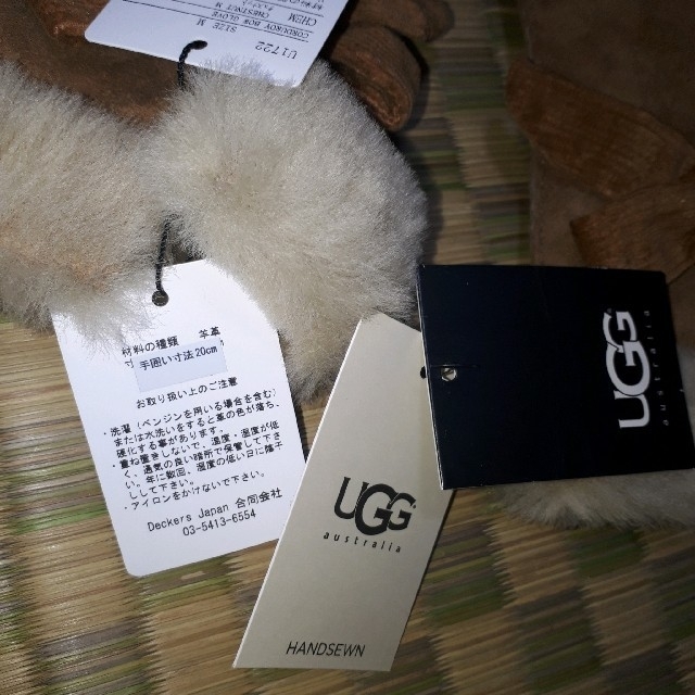 UGG(アグ)の新品未使用タグ付　アグ　ＵＧＧ 手袋 レディースのファッション小物(手袋)の商品写真