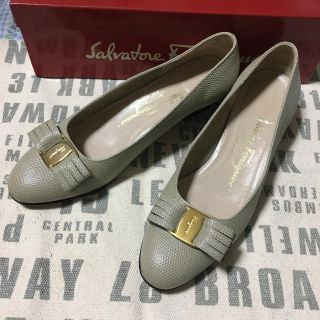 サルヴァトーレフェラガモ(Salvatore Ferragamo)の★お値下げ★美品★ フェラガモ パンプス 6 1/2 C 23.5 グレージュ(ハイヒール/パンプス)