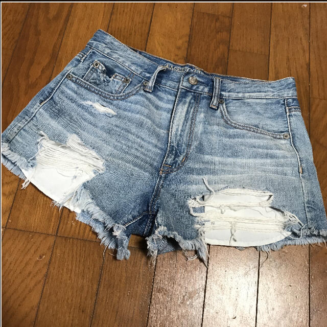 American Eagle(アメリカンイーグル)のアメリカンイーグル ダメージデニムショートパンツ レディースのパンツ(ショートパンツ)の商品写真