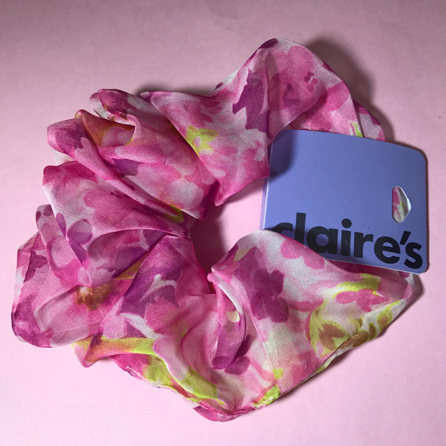 claire's(クレアーズ)のクレアーズ シュシュ ヘアゴム ピンク 花柄 Claire's レディースのヘアアクセサリー(ヘアゴム/シュシュ)の商品写真