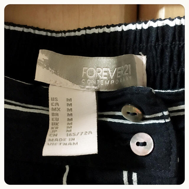 FOREVER 21(フォーエバートゥエンティーワン)のForever21 ストライプ  プリーツスカート ボタン レディースのスカート(ひざ丈スカート)の商品写真