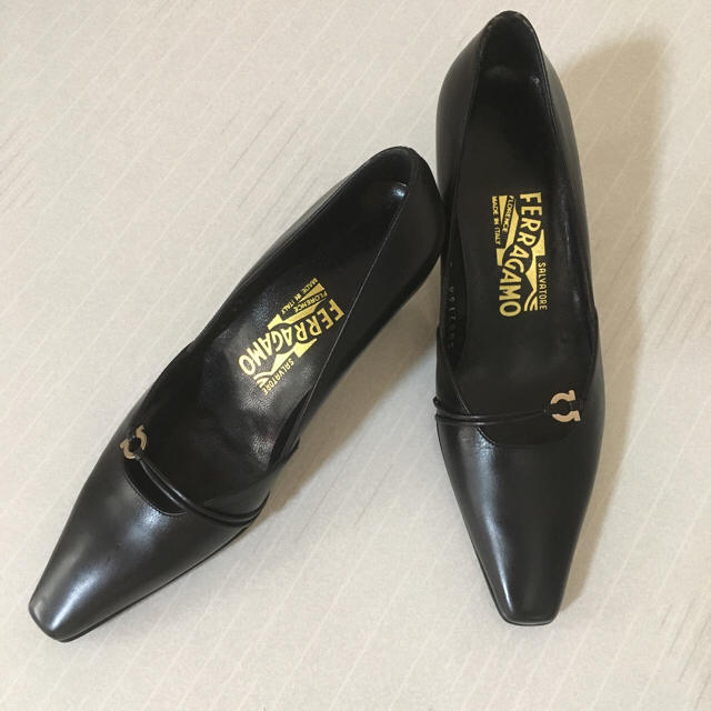 Salvatore Ferragamo(サルヴァトーレフェラガモ)の大幅値下げしました‼︎【新品】フェラガモ ブラックパンプス レディースの靴/シューズ(ハイヒール/パンプス)の商品写真