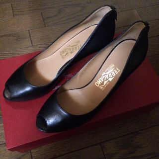 サルヴァトーレフェラガモ(Salvatore Ferragamo)の新品箱付き フェラガモ★オープントゥ ヒール パンプス 23.5cm 送料無料(ハイヒール/パンプス)