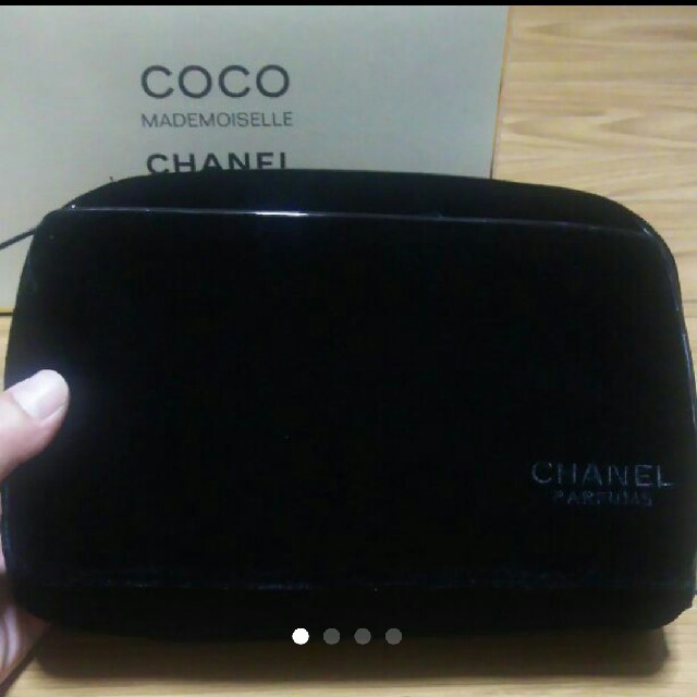 CHANEL(シャネル)のエグザイルさん専用新品CHANEL  ベロアポーチ レディースのファッション小物(ポーチ)の商品写真