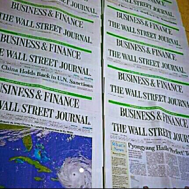 大量！英字新聞『THE WALL STREET JOURNAL.』14日分セット インテリア/住まい/日用品のオフィス用品(ラッピング/包装)の商品写真