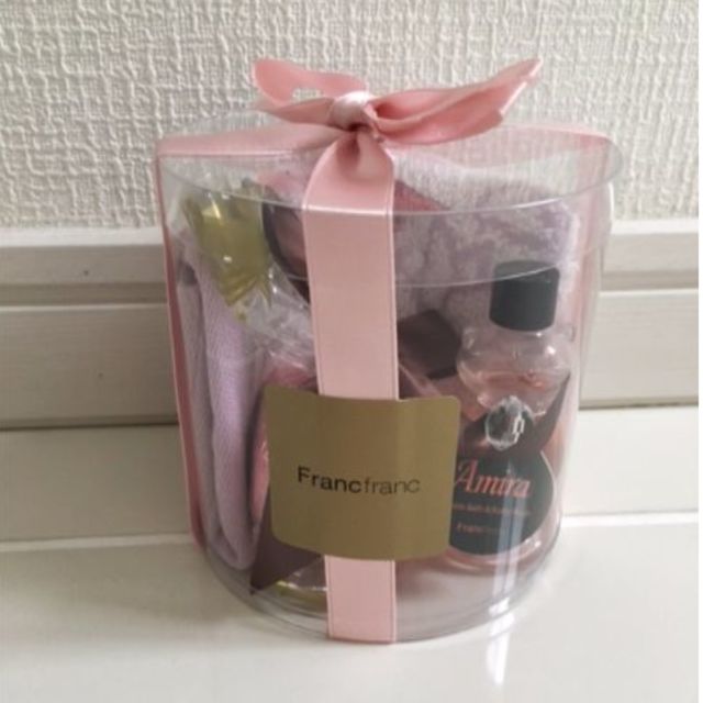 Francfranc(フランフラン)のFrancfrancギフトセット☆タオルハンカチ入浴剤バブルバスフランフラン コスメ/美容のボディケア(ボディソープ/石鹸)の商品写真