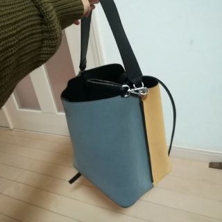 ザラ(ZARA)のZARA　バイカラー　ショルダーバッグ(ショルダーバッグ)