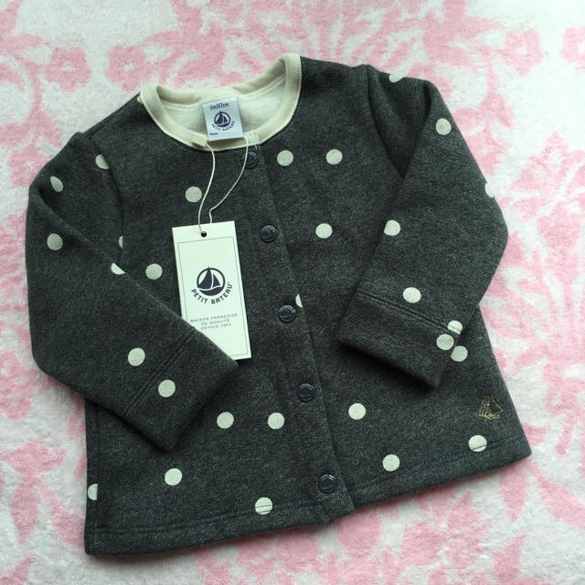 PETIT BATEAU(プチバトー)の【みち様専用】新品 プチバトー♡スウェットドットプリントカーディガン 6m 70 キッズ/ベビー/マタニティのベビー服(~85cm)(カーディガン/ボレロ)の商品写真