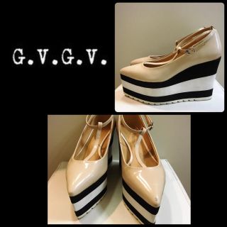 ジーヴィジーヴィ(G.V.G.V.)のG.V.G.V.♡ベージュエナメル ウエッジ パンプス♡(ハイヒール/パンプス)