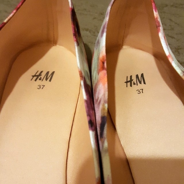 H&M(エイチアンドエム)のH&M 花柄フラットシューズ レディースの靴/シューズ(バレエシューズ)の商品写真