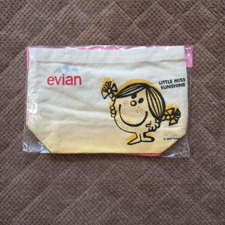 サンリオ(サンリオ)のevian★サンリオ★キャラクター★非売品★新品★ランチバック★赤★イエロー(キャラクターグッズ)