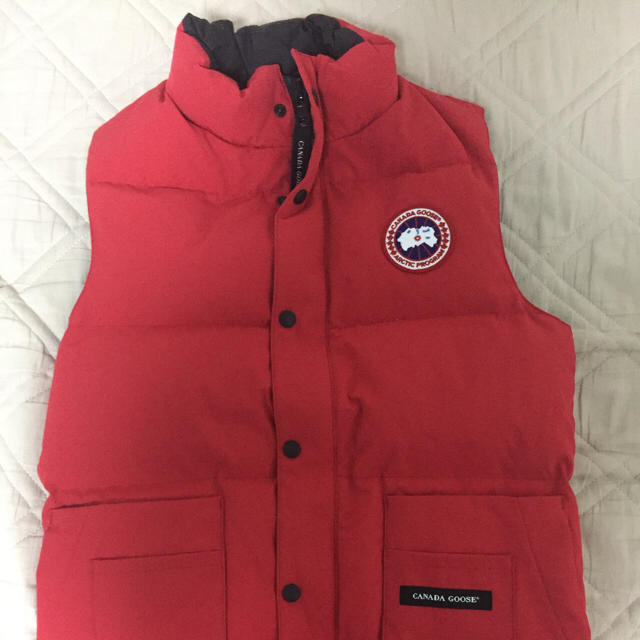 CANADA GOOSE(カナダグース)のゴルチエ様専用カナダグース ダウンベスト メンズのジャケット/アウター(ダウンベスト)の商品写真