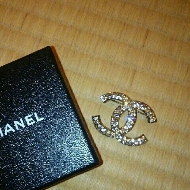 CHANEL(シャネル)の本物美品●シャネルCHANELココマークラインストーンブローチ●ピアスネックレス レディースのアクセサリー(ブローチ/コサージュ)の商品写真