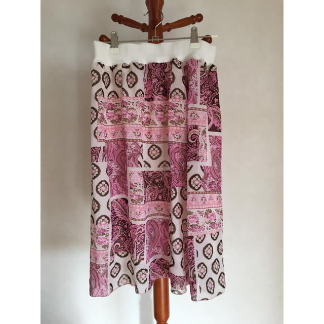 ピンク ペイズリー柄 シフォンスカート レディースのスカート(ひざ丈スカート)の商品写真