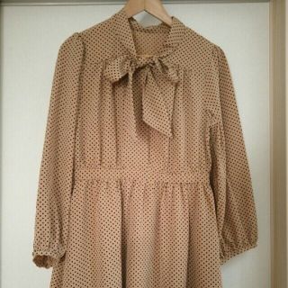 フェリシモ(FELISSIMO)の☆美品☆ベージュ　ドット　ワンピース　膝丈　フェリシモ(ひざ丈ワンピース)