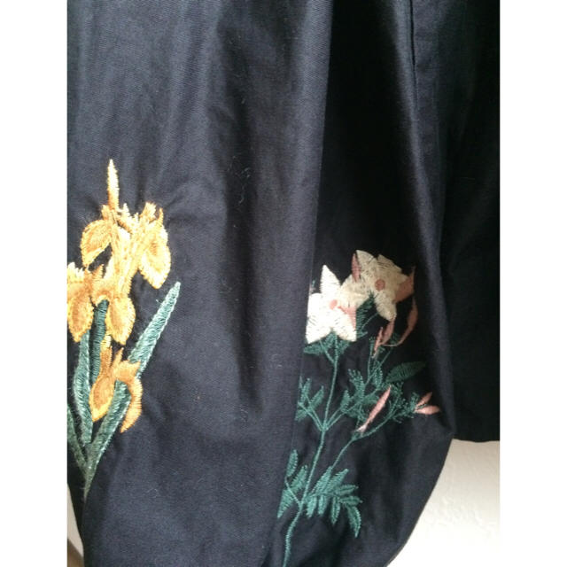 ZARA(ザラ)のZARA　フラワー刺繍　バルーンスリーブ　ブラウス レディースのトップス(シャツ/ブラウス(長袖/七分))の商品写真