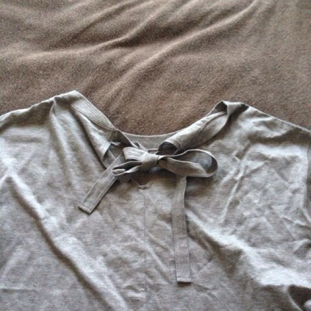 FELISSIMO(フェリシモ)の値下げフェリシモ後ろリボンTシャツ送料込 レディースのトップス(Tシャツ(半袖/袖なし))の商品写真