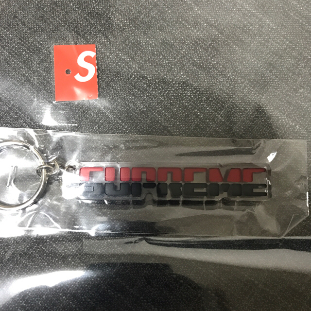 Supreme(シュプリーム)の即日発送！supreme embossed keychain☺︎ シール付き メンズのファッション小物(キーホルダー)の商品写真