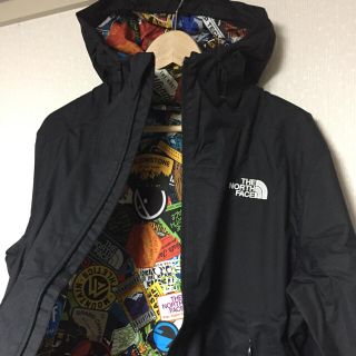 ザノースフェイス(THE NORTH FACE)のラスト1★海外限定★ノースフェイス マウンテンパーカ 黒プリント柄S★防水雨(マウンテンパーカー)