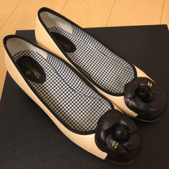 CHANEL(シャネル)の本日限定最終価格♡CHANEL バイカラーカメリアパンプス 39 レディースの靴/シューズ(ハイヒール/パンプス)の商品写真