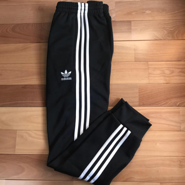 adidas(アディダス)の最安 adidas XSサイズ sst cuffed track pants メンズのパンツ(その他)の商品写真