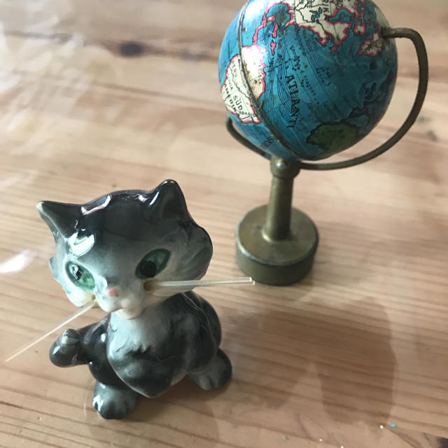 SWATi(スワティ)のパリの骨董市で購入❤︎陶器の猫と地球儀のオブジェ インテリア/住まい/日用品のインテリア小物(置物)の商品写真