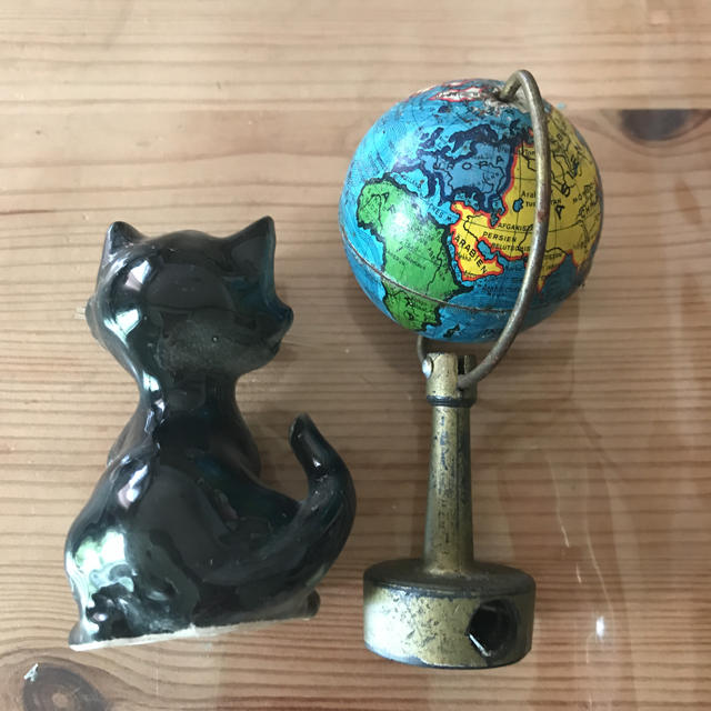 SWATi(スワティ)のパリの骨董市で購入❤︎陶器の猫と地球儀のオブジェ インテリア/住まい/日用品のインテリア小物(置物)の商品写真