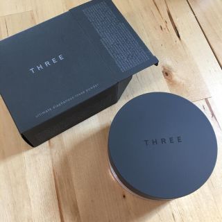 スリー(THREE)のTHREE スリー ルースパウダー フェイスパウダー お粉(フェイスパウダー)