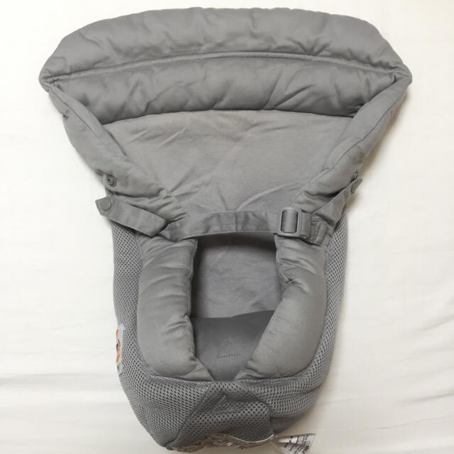 Ergobaby(エルゴベビー)の早い者勝ち❣️未使用❣️エルゴ インサートクールメッシュグレー キッズ/ベビー/マタニティの外出/移動用品(抱っこひも/おんぶひも)の商品写真