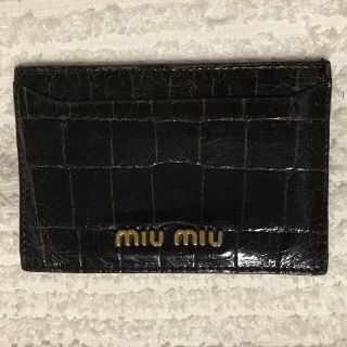 ミュウミュウ(miumiu)の黒 ブラック クロコ 型押し カード ケース ミュウミュウ(名刺入れ/定期入れ)