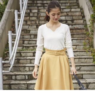 トッコ(tocco)のTocco closet 首元すっきりビジュー付きリブニットアイボリー(カットソー(長袖/七分))