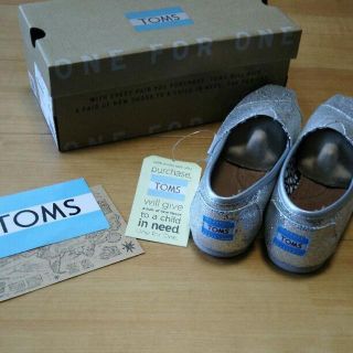 トムズ(TOMS)のりっちゃん様専用  新品タグ付き正規店購入　TOMS　ラメ　スパドリュース　(スリッポン/モカシン)