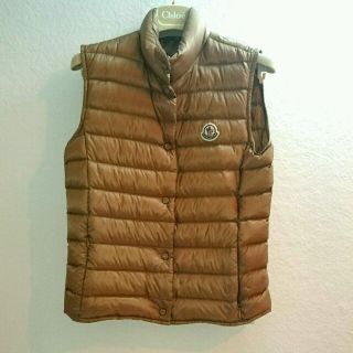 モンクレール(MONCLER)の匿名配送　未使用　MONCLER　LIANE　0　ダウンベスト モカ(ダウンベスト)