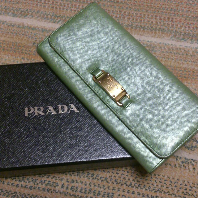 PRADA(プラダ)のグリーンの中古財布 レディースのファッション小物(財布)の商品写真