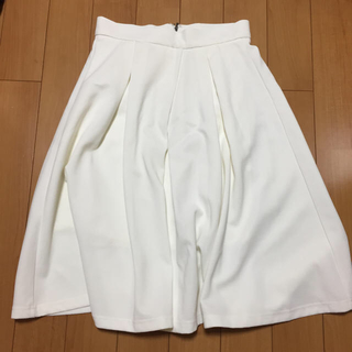 ジーユー(GU)の白スカート(ひざ丈スカート)