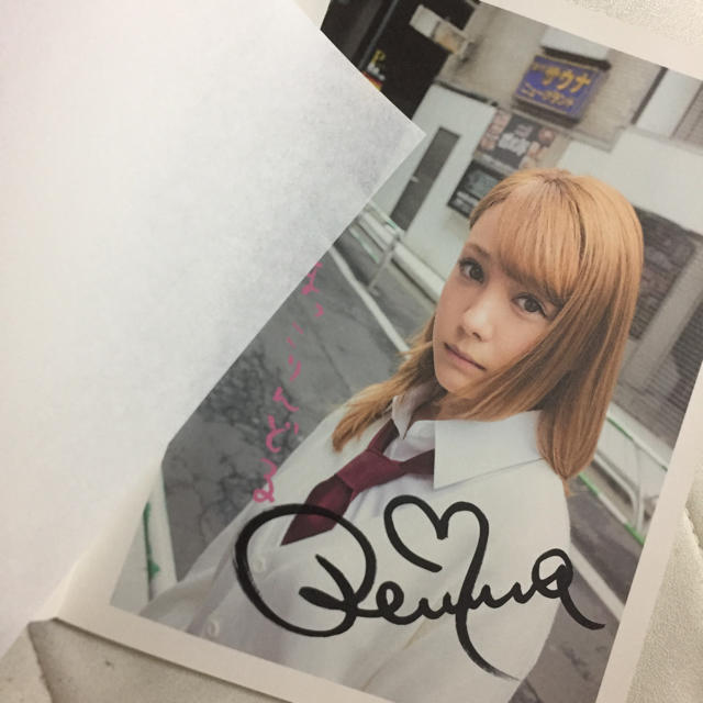 生サイン付き!!トリンドル玲奈の初写真集♡ エンタメ/ホビーのタレントグッズ(女性タレント)の商品写真