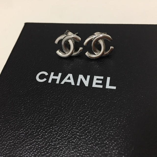 CHANEL(シャネル)の専用【正規品】シャネル シルバー ピアス ♡ レディースのアクセサリー(ピアス)の商品写真